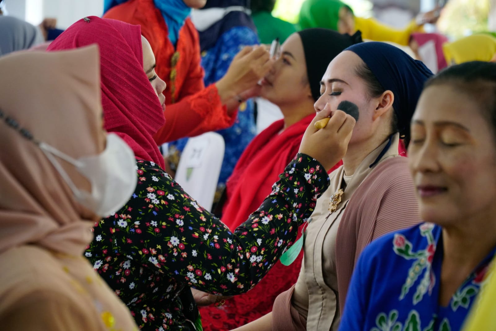 Foto utama berita: Serunya Giat PKK Rayakan Hari Kartini Dengan Lomba Merias Wajah