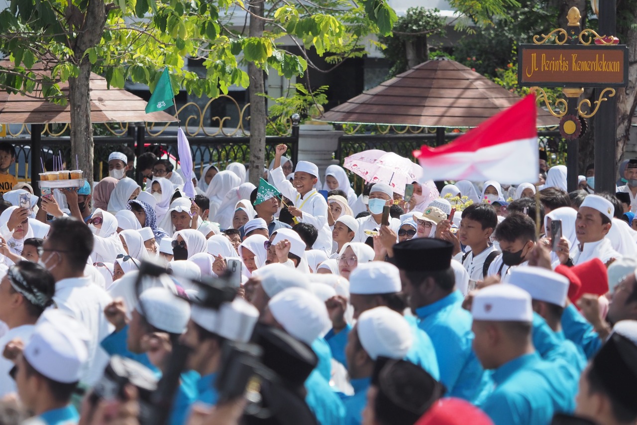 Foto 14 dari 17: Pengajian Akbar Peringatan Hari Santri Berlangsung Meriah, Wali Kota Sampaikan Apresiasi Kepada Jamaah
