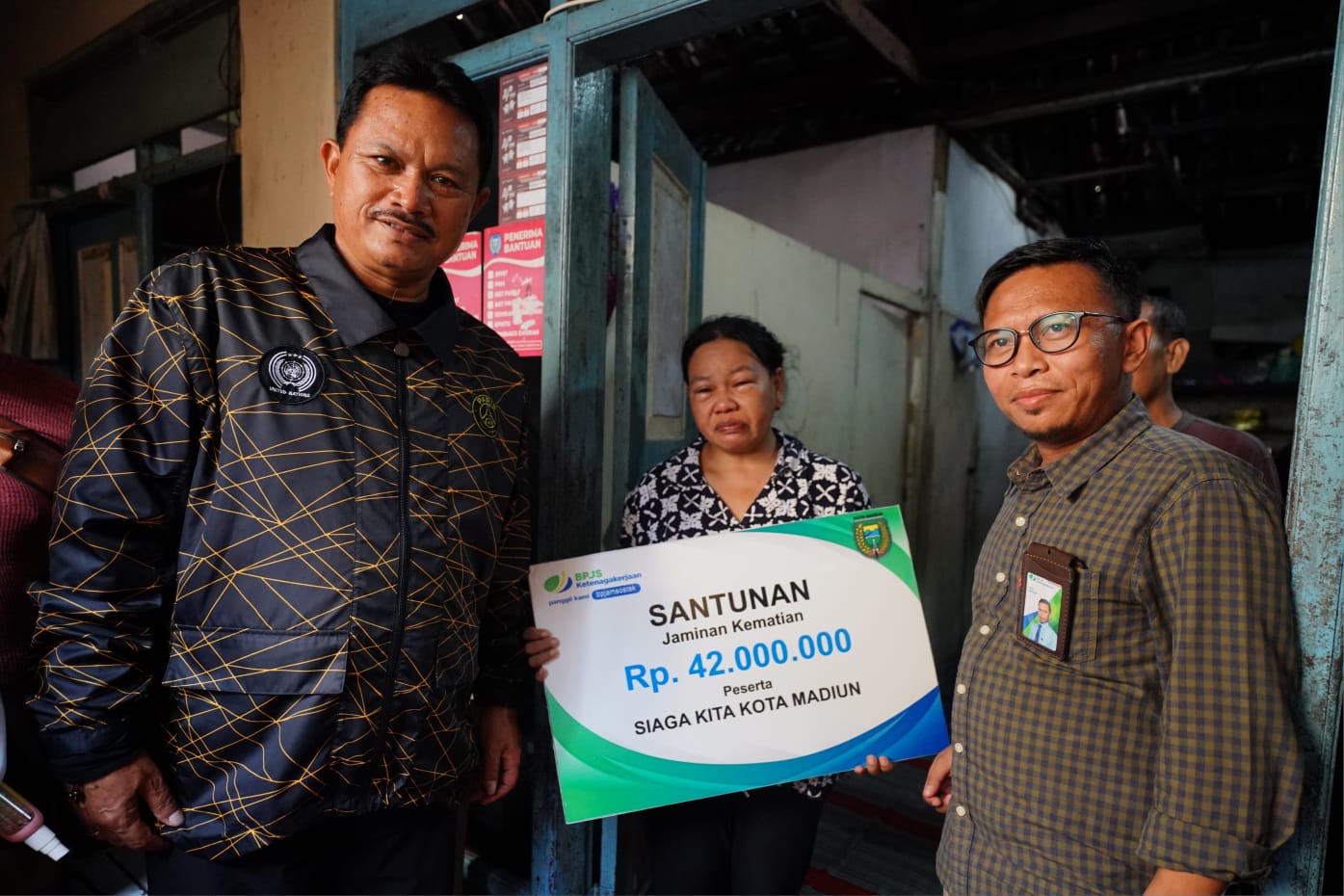 Foto 1 dari 3: Lagi, Wali Kota Serahkan Santunan Kematian Program Siaga Kita, Ahli Waris Dapat Rp 42 Juta