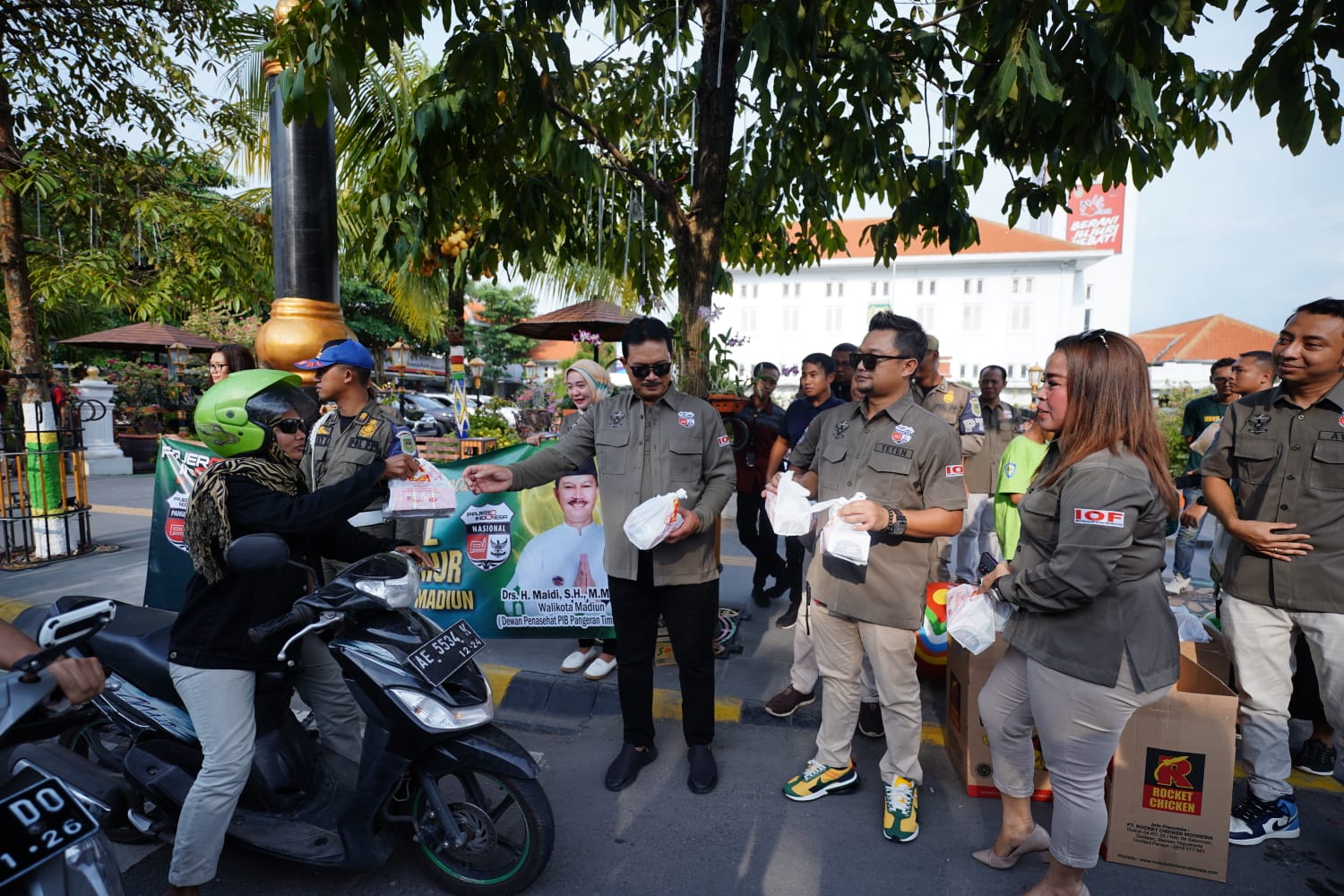 Foto 5 dari 10: Hadiri Giat Berbagi Takjil Komunitas Pajero, Wali Kota Apresiasi Kepedulian Komunitas untuk Sesama