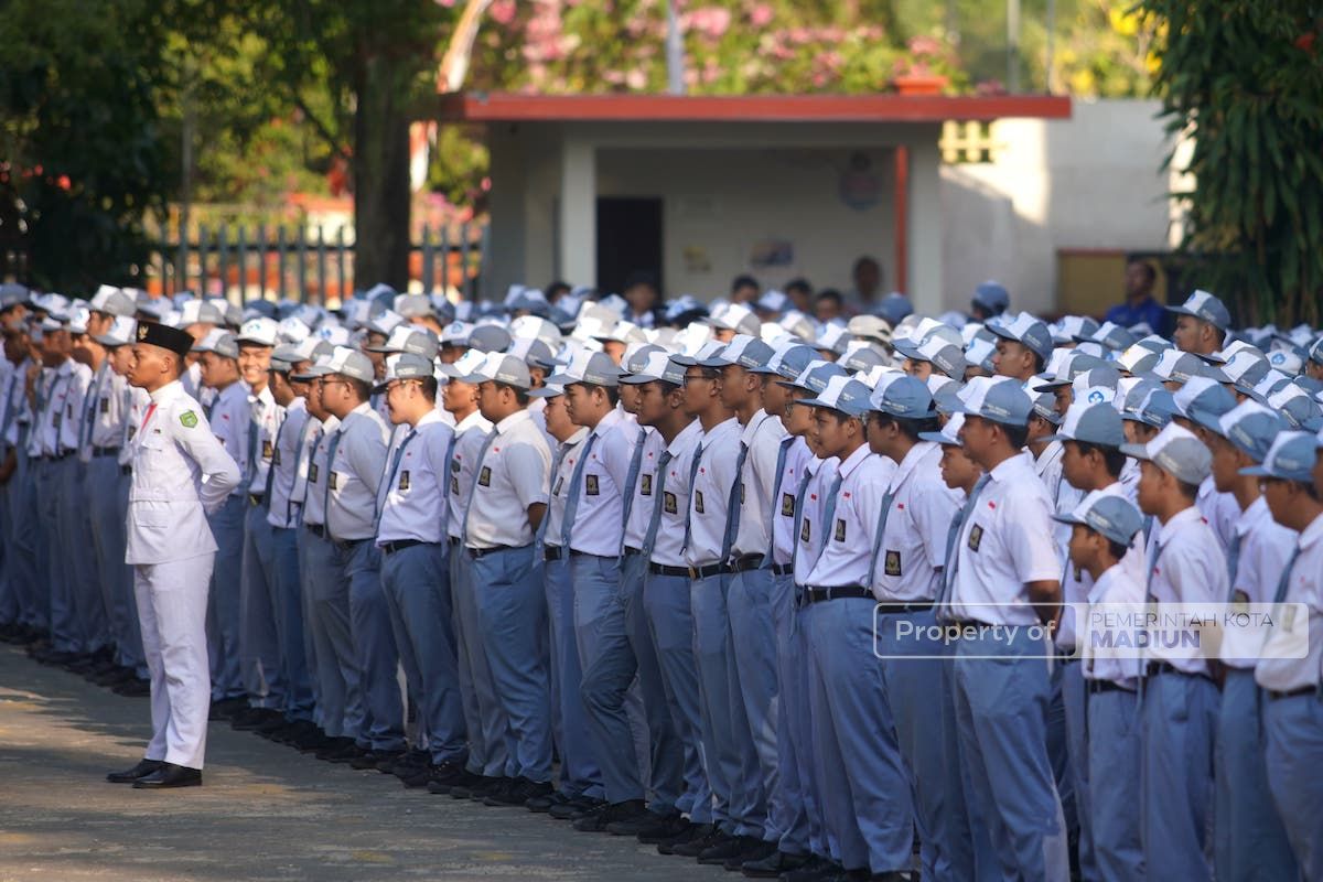 Foto 4 dari 9: Mengenang Masa Sekolah, Wali Kota Jadi Pimpinan Apel Di SMAN 1