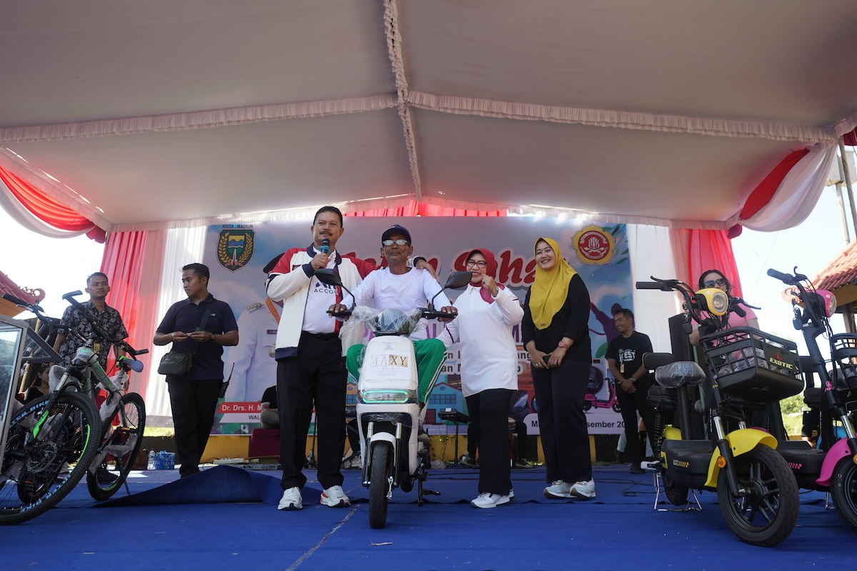 Foto 6 dari 9: Ribuan Warga Ikut Ramaikan Jalan Sehat Bersama Wali Kota Dr. Maidi