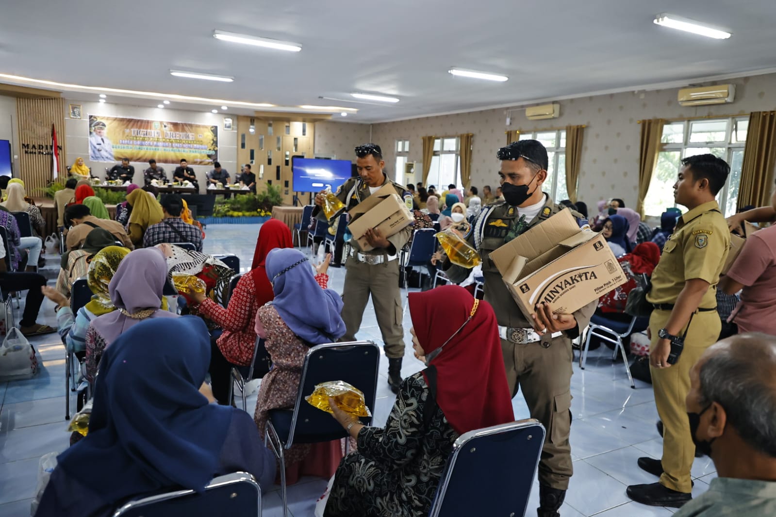 Foto 5 dari 8: Tatap Muka dengan Masyarakat Kartoharjo, Wali Kota-DPRD Serap Aspirasi Melalui Program Ngopi