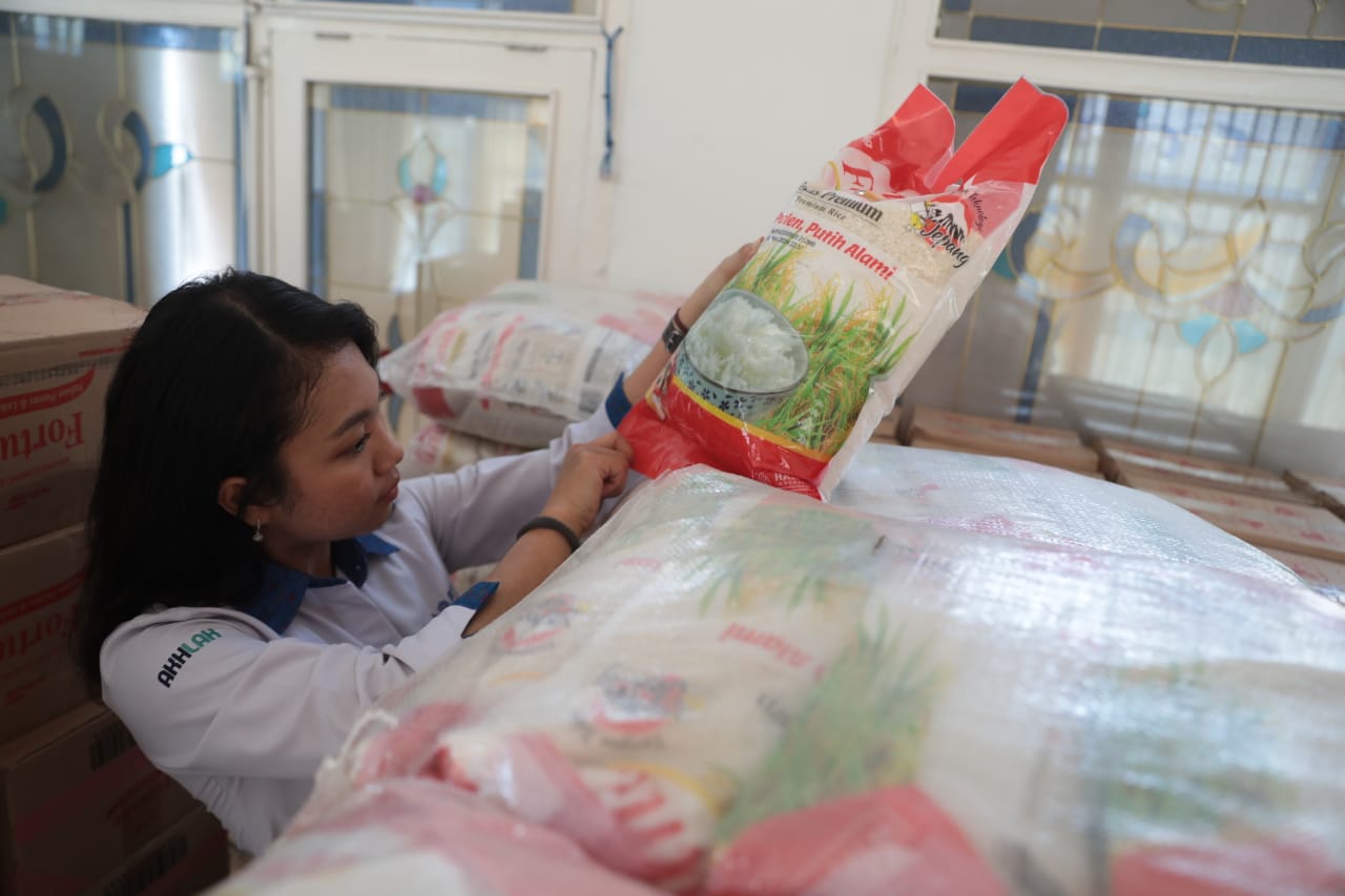 Foto 7 dari 7: Peduli Masyarakat, BTN Salurkan Bantuan Sembako Lewat Pemkot Madiun