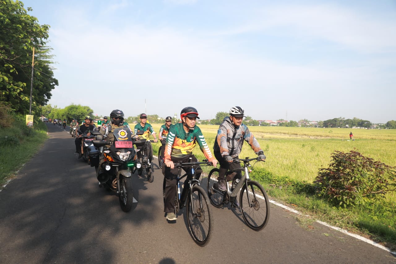 Foto 2 dari 18: Gowes Pagi, Wali Kota Cek Pavingisasi Hingga Ke Gang Kecil