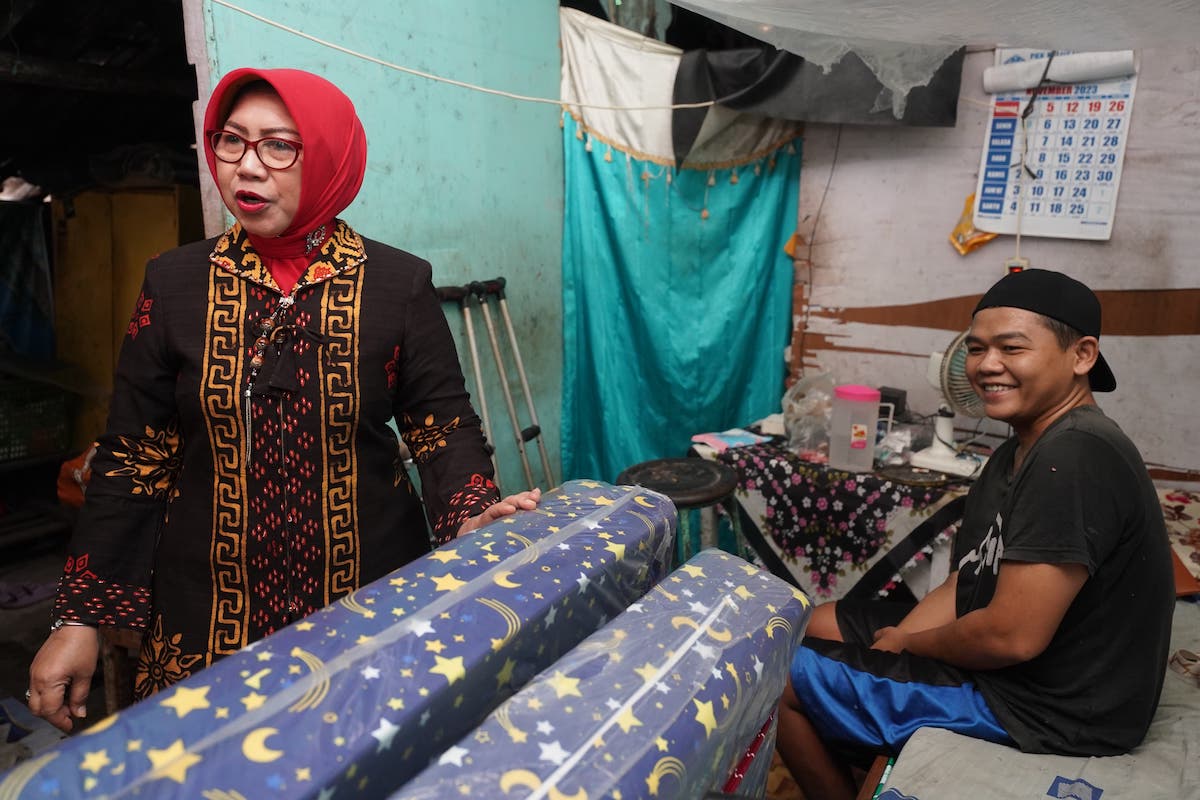 Foto 4 dari 9: Salurkan Bantuan ke Warga, Wali Kota: Pemerintah Hadir untuk Masyarakat