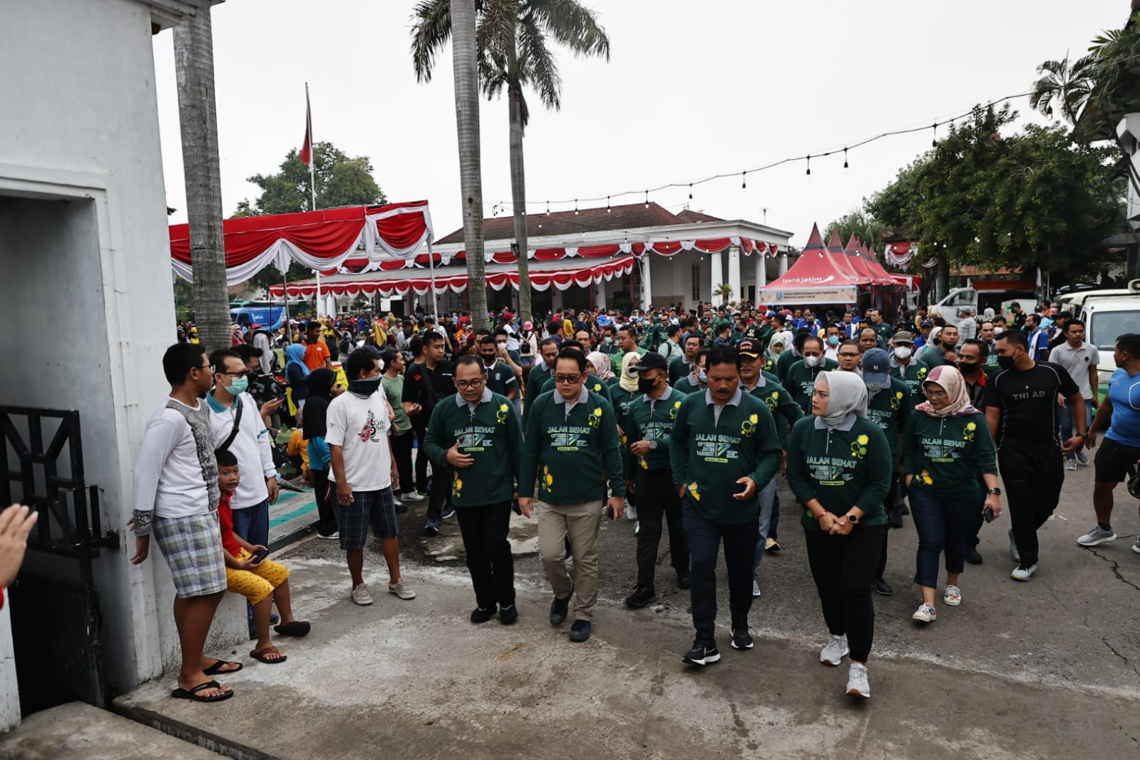 Foto 9 dari 10: Hadiri Jalan Sehat Gubernur Jatim, Wali Kota Apresiasi Antusiasme Warga