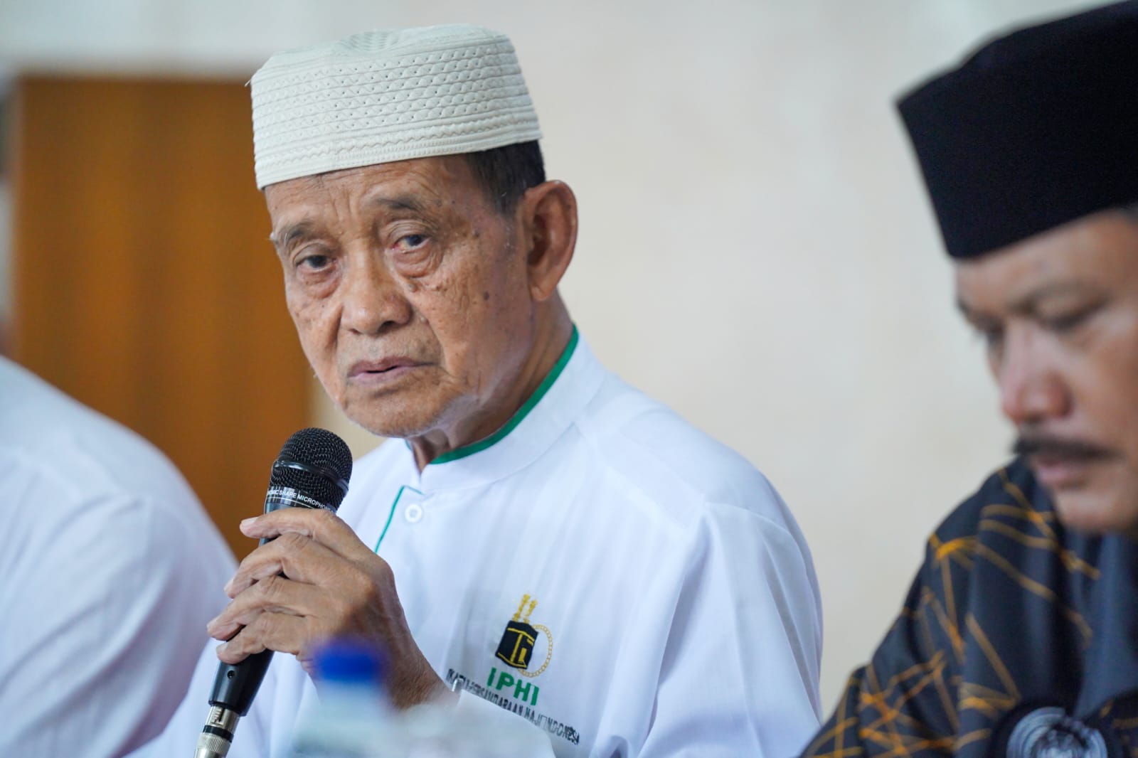 Foto 4 dari 10: Wali Kota Salurkan Tali Asih hingga Tawarkan Mabour untuk Ibu-Ibu Pengajian