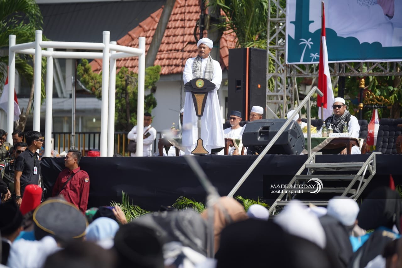 Foto 7 dari 10: Ngaji di Kota Pendekar, Gus Miftah: PRC dan Warung NKRI Jadi Simbol Kerukunan Kota Madiun Untuk Indonesia