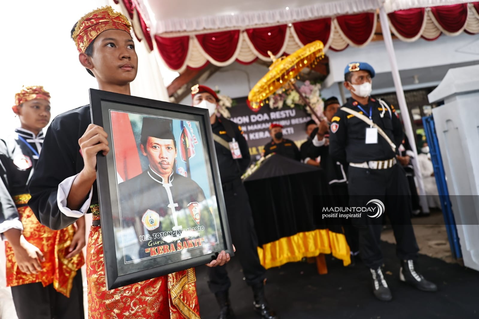 Foto utama berita: Beri Penghormatan Untuk Sang Guru Besar, IKSPI Kera Sakti Pindahkan Makam H.R. Totong Kiemdarto Ke Dekat Padepokan