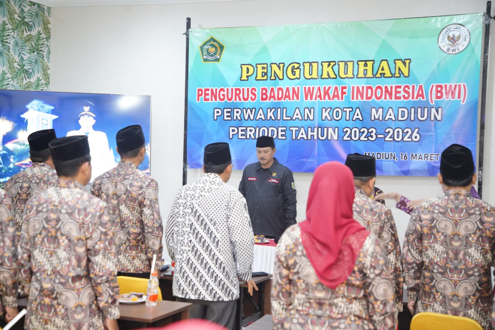 Foto 3 dari 6: Hadiri Pengukuhan Pengurus BWI Kota Madiun, Wali Kota Amanatkan Bantu Masjid yang Belum Diwakafkan