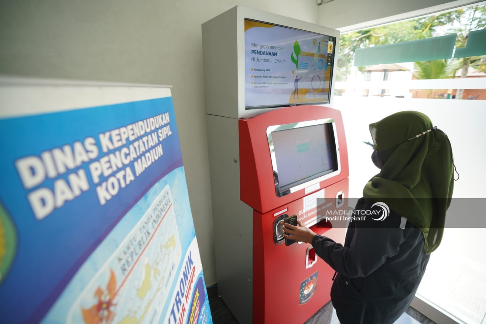 Foto utama berita: Ada Mesin Anjungan Dukcapil Mandiri, Urusan Dokumen Kependudukan Makin Mudah Karena Bisa Cetak Sendiri