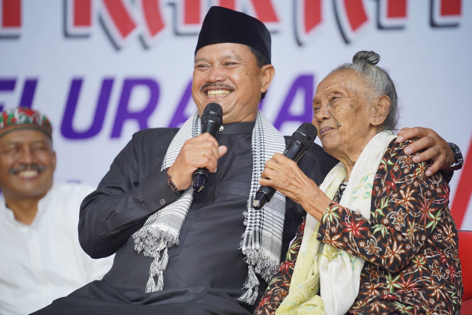 Foto 6 dari 10: Di Kelurahan Pilangbango, Wali Kota Maidi Sambang Warga Hingga Bagi Sembako