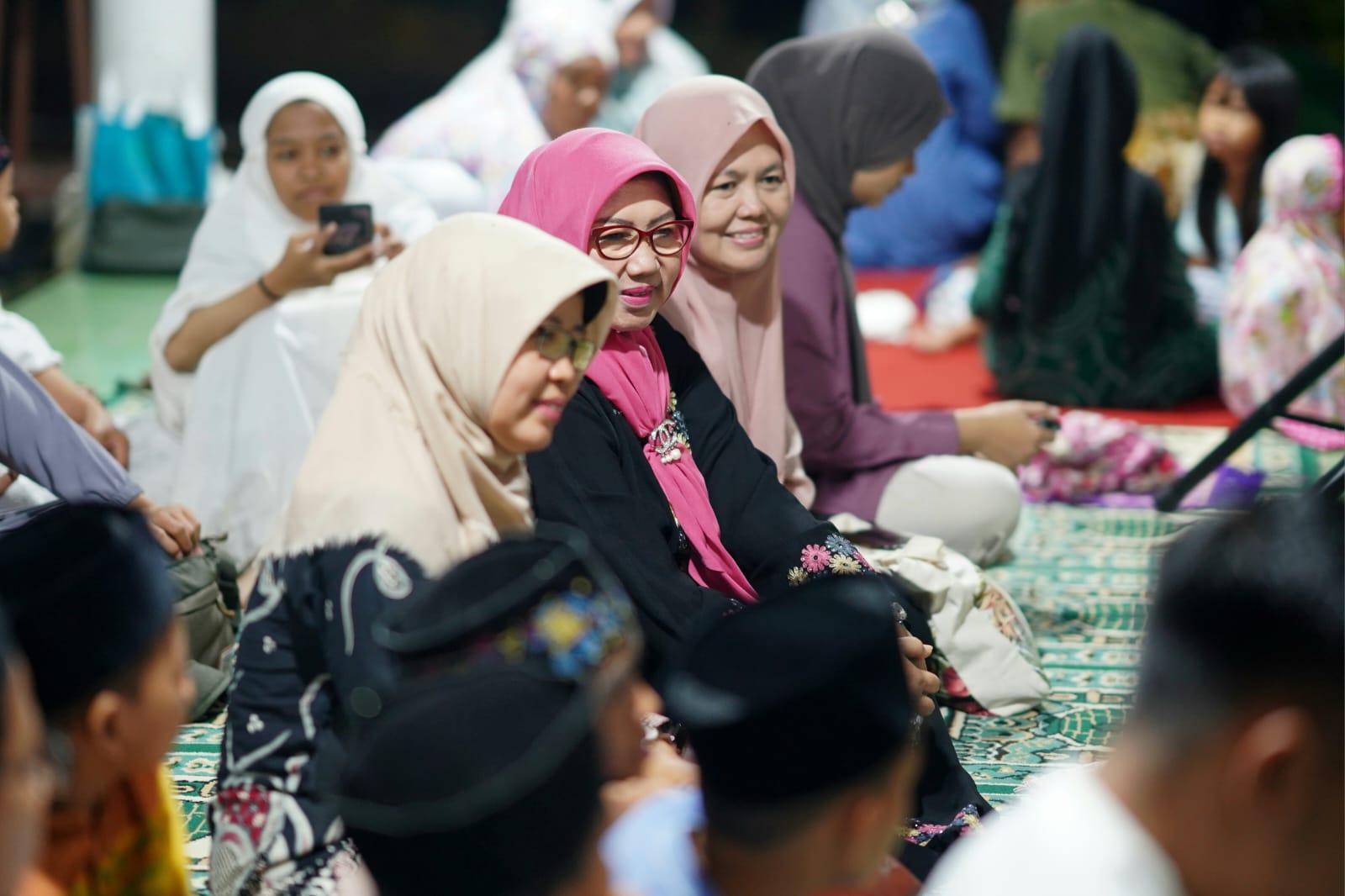 Foto 10 dari 10: Gelar Safari Ramadhan, Wali Kota Ikuti Shalat Isya Dan Tarawih Di Mushola Al Ikhlas Bersama Warga