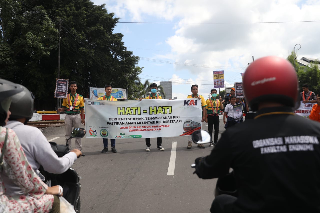 Foto 3 dari 8: Antisipasi Kecelakaan, Daop 7 Gandeng Komunitas Railfans Sosialisasi Keselamatan Di Perlintasan KA
