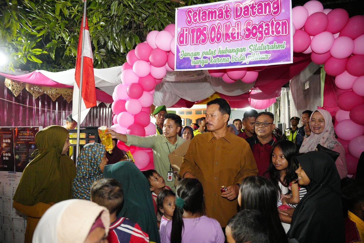 Foto 8 dari 10: Tinjau Kesiapan TPS, Wali Kota Bersama Forkopimda Gelar Pemantauan Langsung