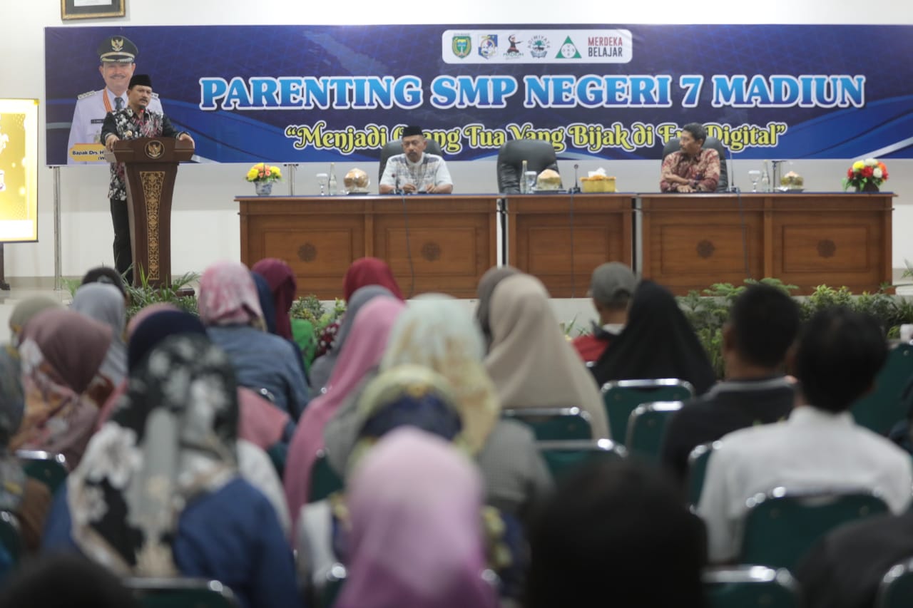Foto 2 dari 11: Hadiri Parenting SMPN 7, Wali Kota Pesan ke Orangtua Agar Bijak di Era Digital