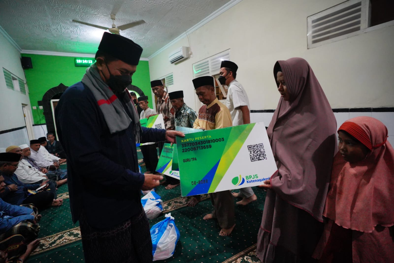 Foto 4 dari 10: Shalat Isya Bersama Warga, Wali Kota Sampaikan Capaian Kota Pendekar