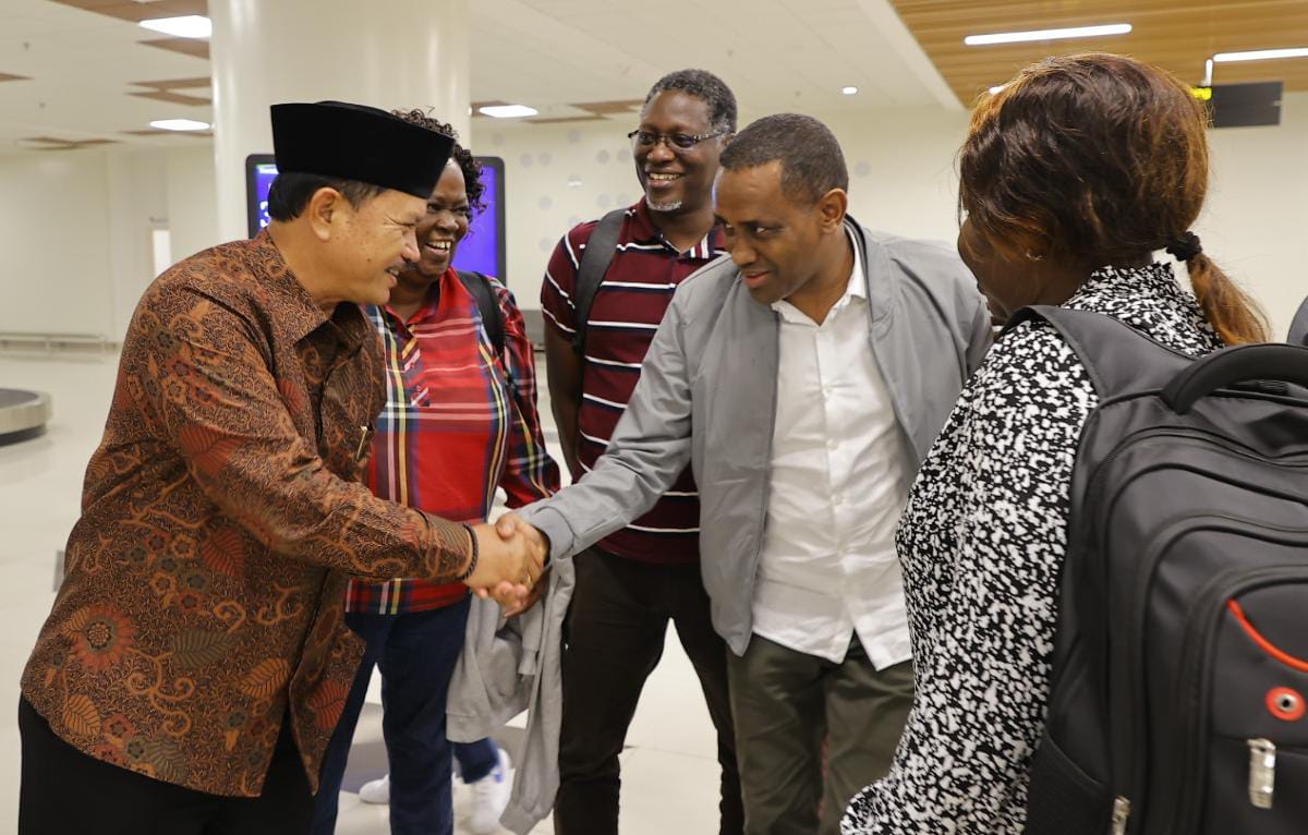Foto utama berita: 12 Delegasi Kenya dan 3 Delegasi Bangladesh Tiba, Wali Kota Maidi Sambut di Juanda