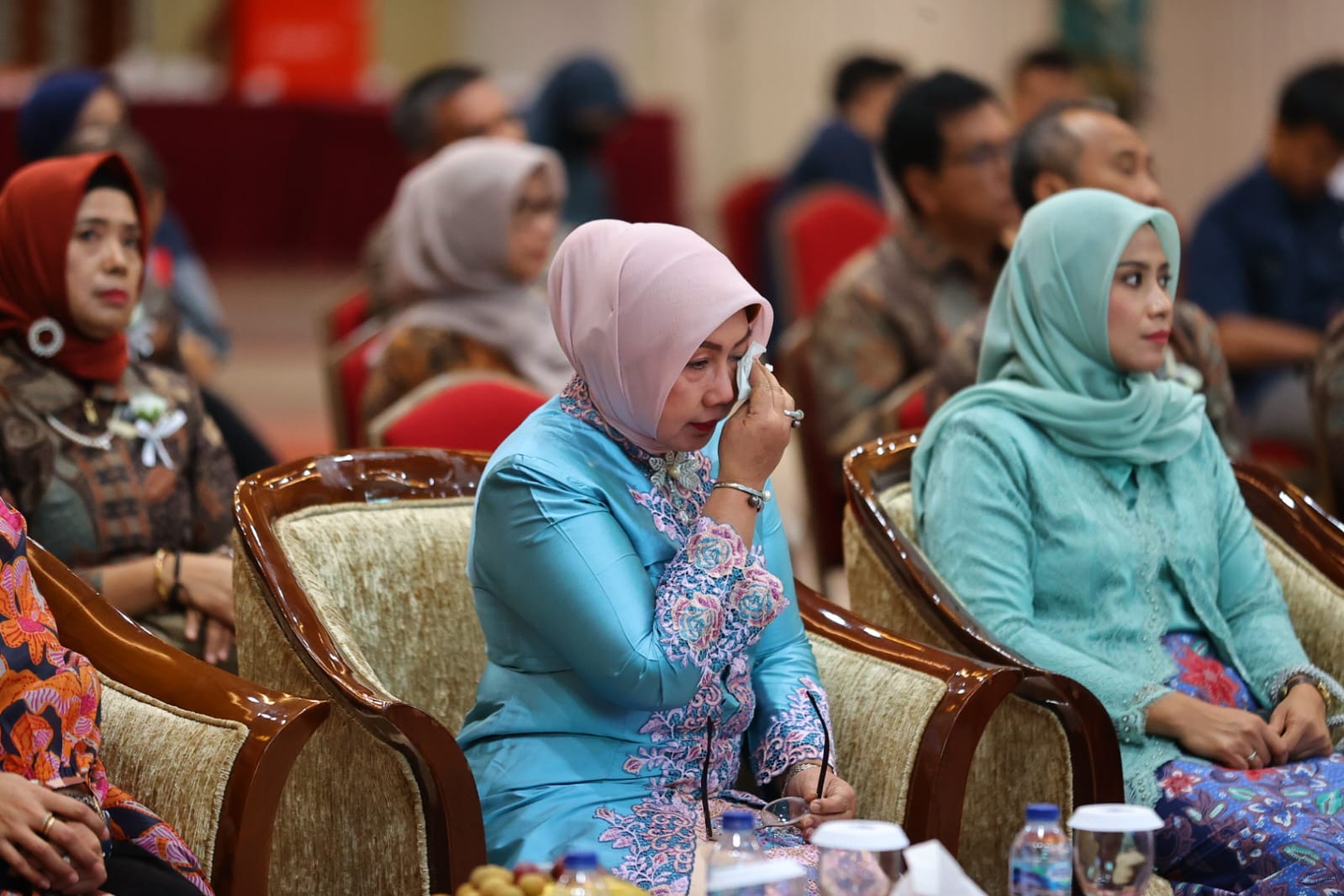 Foto 2 dari 9: Lulus Dengan Predikat Sangat Memuaskan, Wali Kota Maidi Resmi Sandang Gelar Doktor Pertama Dari UT