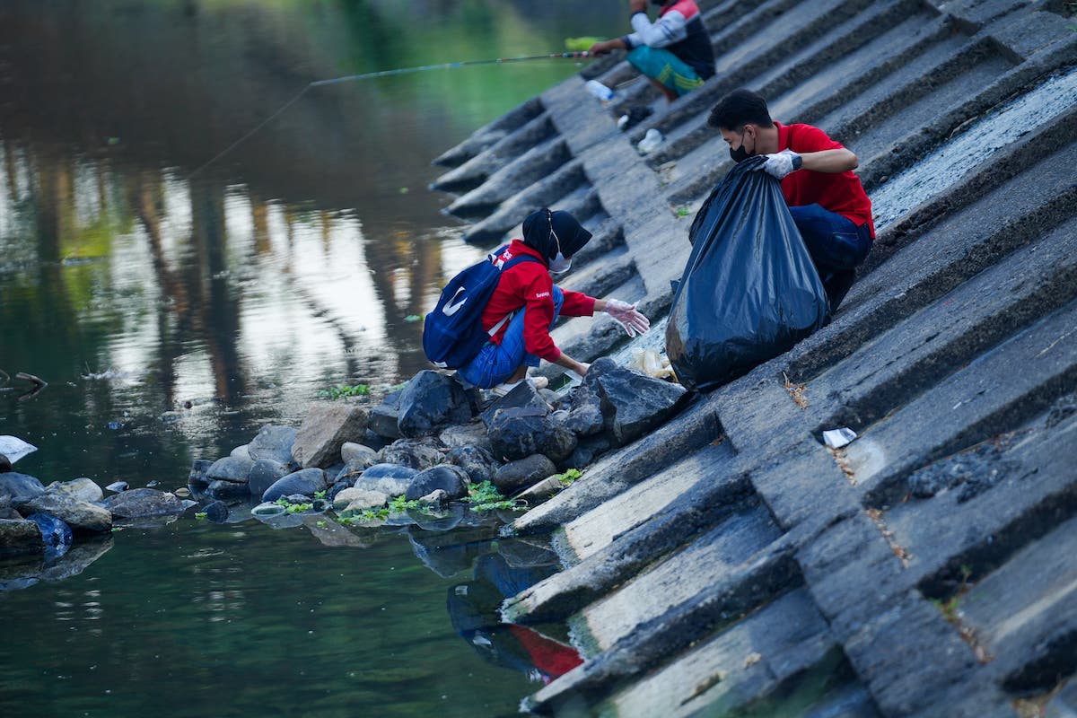 Foto 2 dari 9: Peduli Lingkungan Sekaligus Peringati World Clean Up Day, Ace Hardware Gelar Bersih-Bersih Kali Bantaran