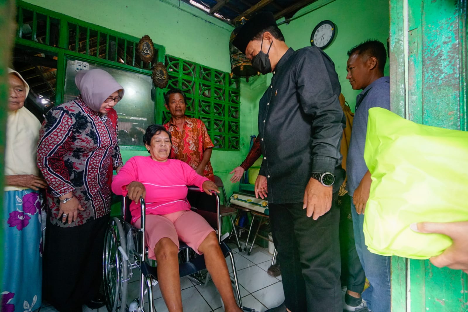 Foto 5 dari 7: Saling Berbagi, Wali Kota Salurkan Bantuan dari Nurul Hayat