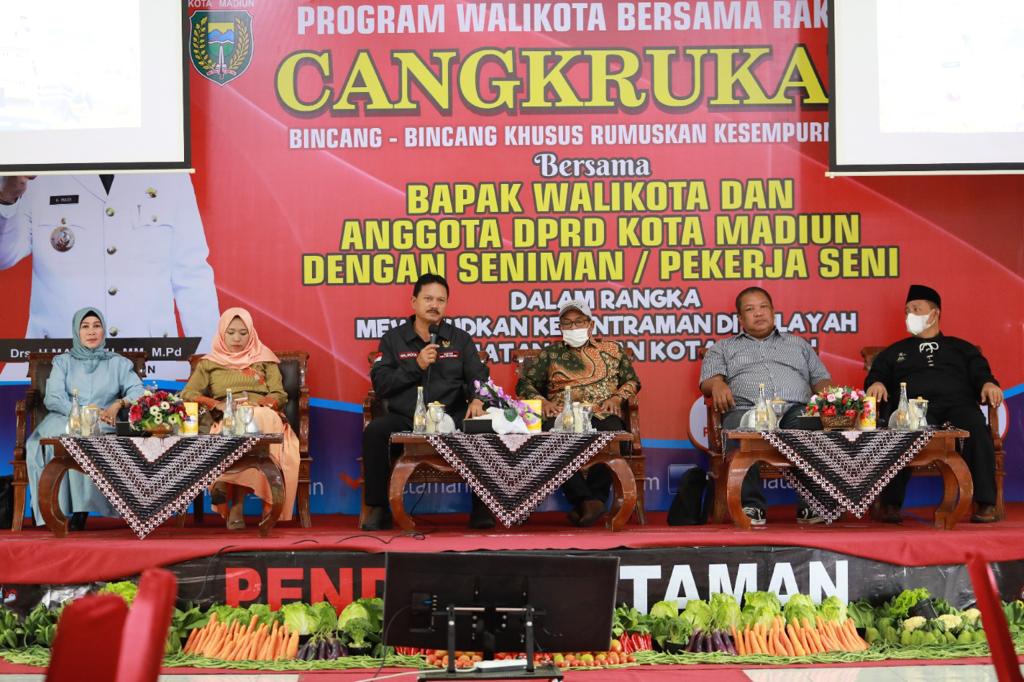 Foto 4 dari 10: Gelar Cangkrukan Bersama Seniman, Wali Kota Paparkan Potensi Panggung Kesenian