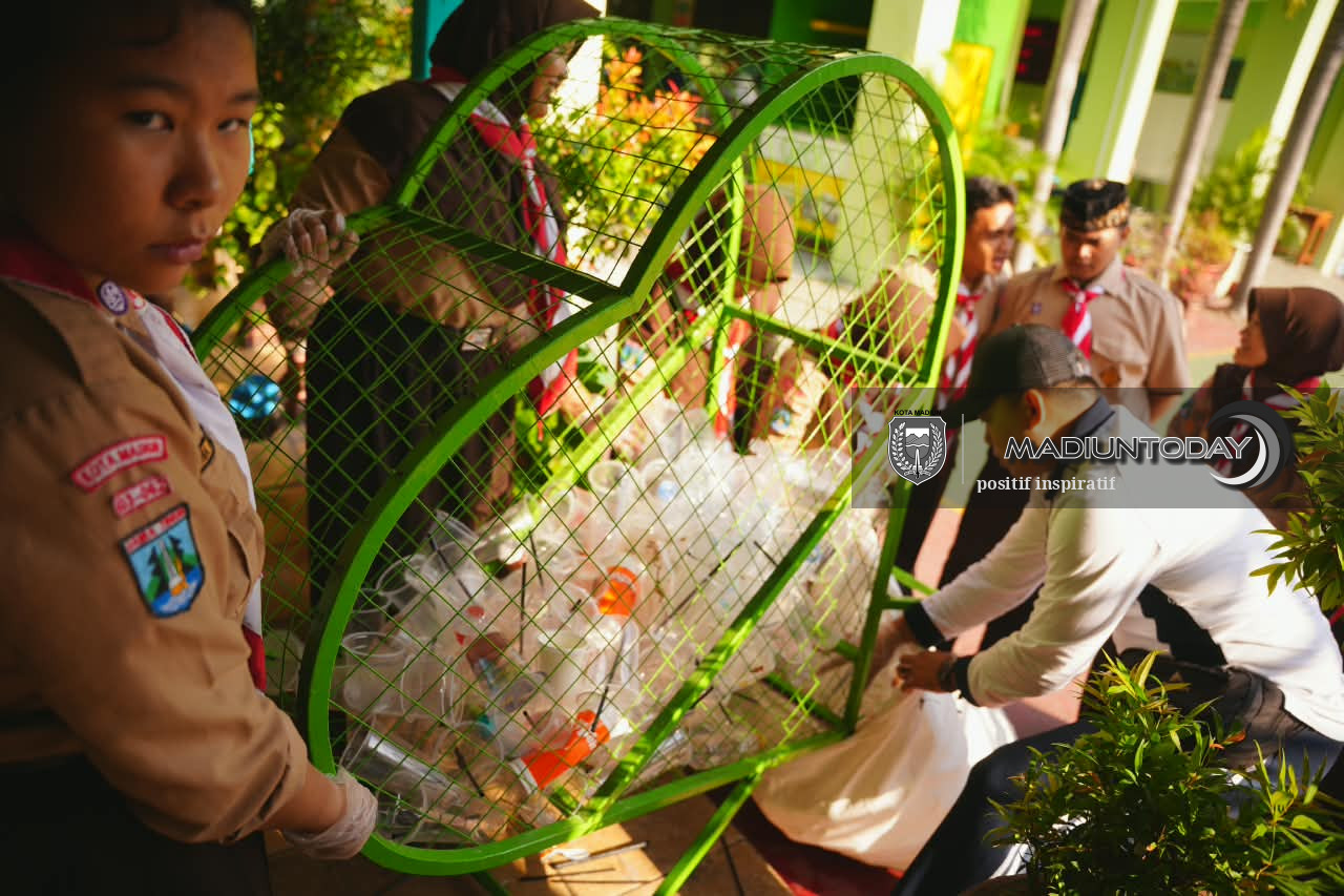 Foto 5 dari 16: Gowes Keliling Kota, Plt Wali Kota Madiun Pantau Kebersihan hingga Kondisi Sekolah
