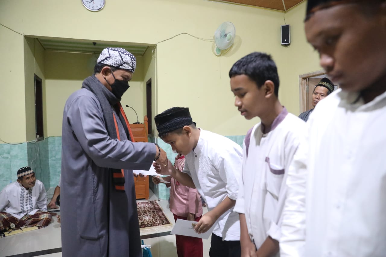 Foto 6 dari 11: Tarawih di Masjid Al-Fitri, Wali Kota Ajak Jamaah Perbanyak Ibadah di Bulan Suci