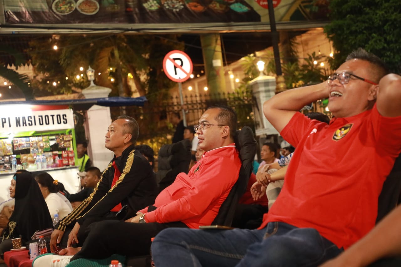 Foto utama berita: Pj Wali Kota Madiun, Eddy Supriyanto Turut Nobar Timnas Lagi, Babak Pertama di PSC, Babak Kedua di Alun-alun