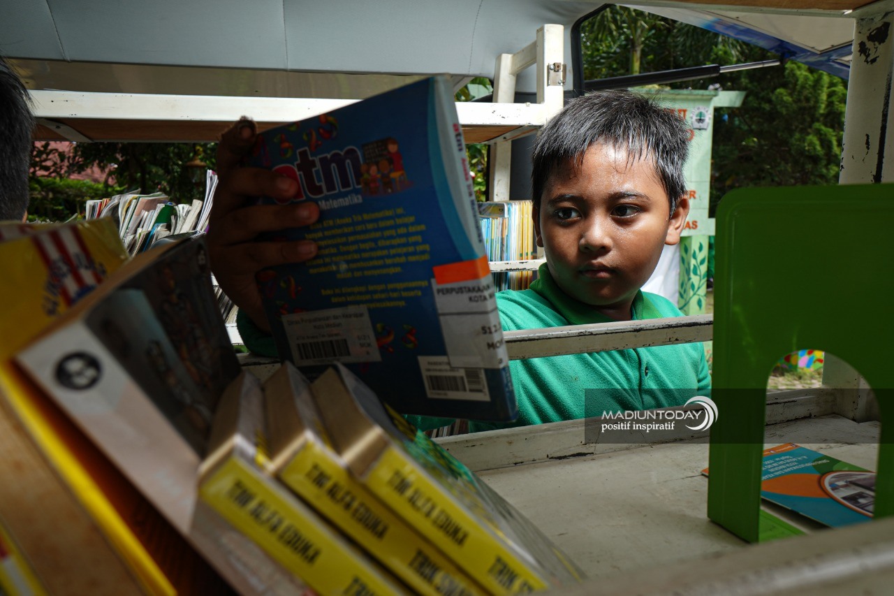Foto 3 dari 9: Tingkatkan Minat Baca, Layanan Perpustakaan Keliling Sambangi SD