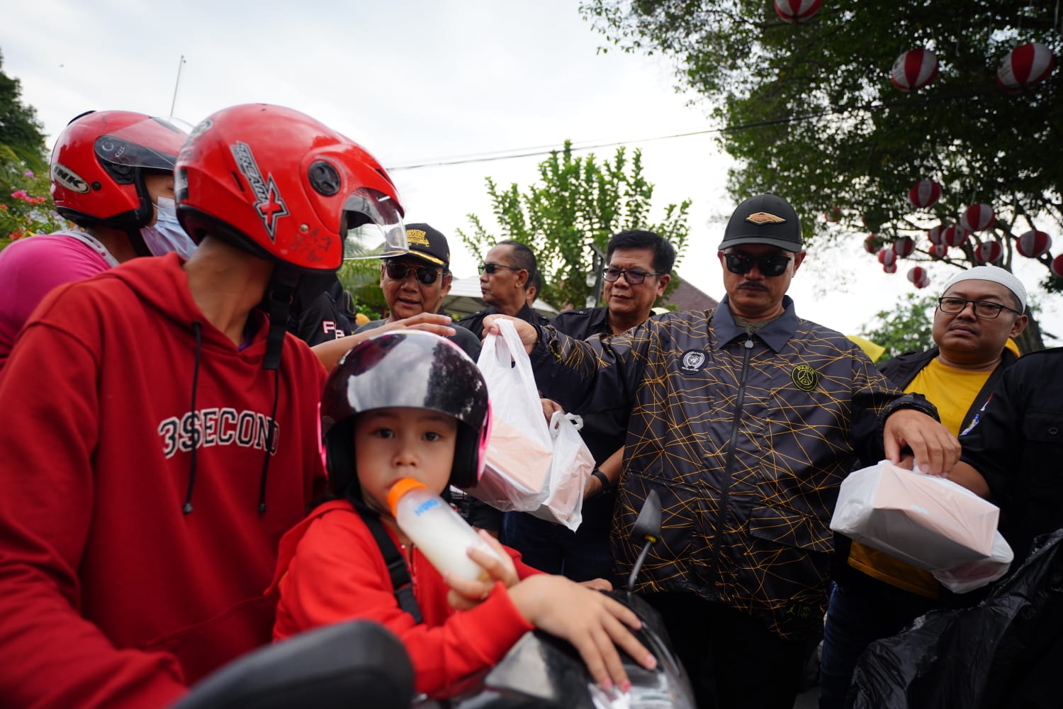 Foto 10 dari 10: Hadiri Giat Berbagi Takjil Komunitas Pajero, Wali Kota Apresiasi Kepedulian Komunitas untuk Sesama