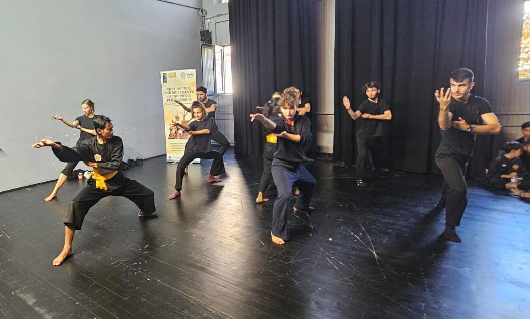 Foto 1 dari 5: Pencak Silat PSHW-TM Tampil di Bosnia-Herzegovina, Penonton Terkesima, Ingin Mereka Tampil Lagi ke Depannya