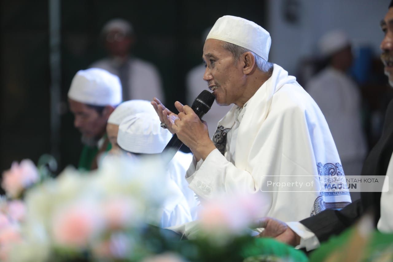 Foto 6 dari 16: Hadiri Peringatan Maulid Nabi Muhammad SAW, Wali Kota Ajak Masyarakat Tingkatkan Iman dan Taqwa