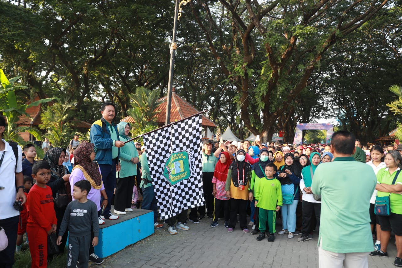 Foto 1 dari 28: Jalan Santai Bersama Warga Taman, Wali Kota : Perayaan Ini Untuk Masyarakat