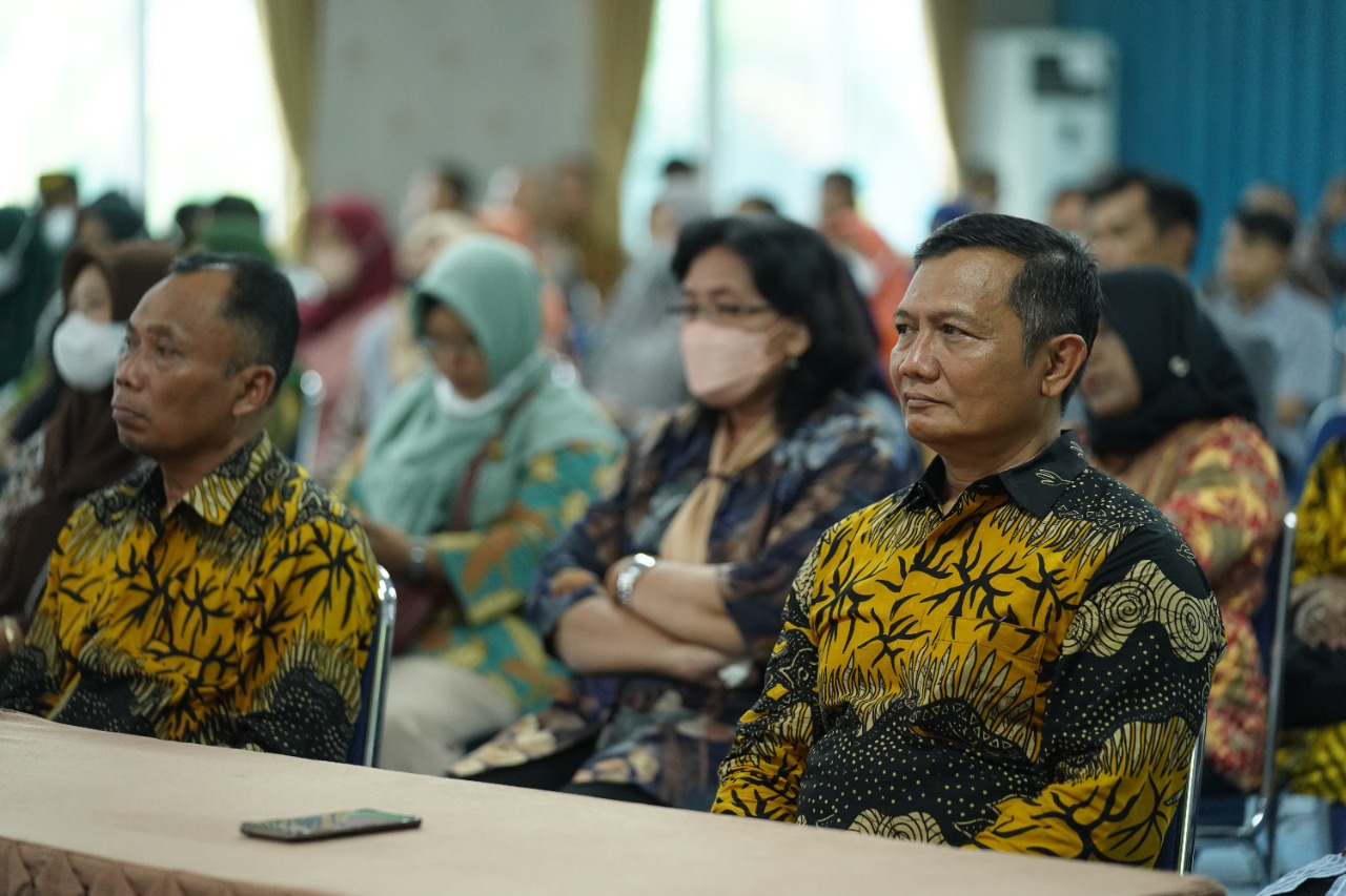 Foto 4 dari 10: Beri Arahan Perangkat Kelurahan dan Kecamatan di Kartoharjo, Wali Kota Pesan Produktif dalam Jalankan Tugas