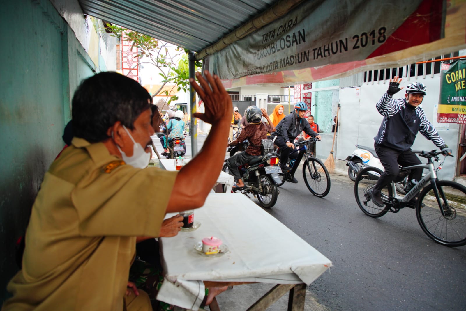 Foto 4 dari 10: Gowes Tiga Kelurahan, Wali Kota Cek Usulan Pembangunan 2024