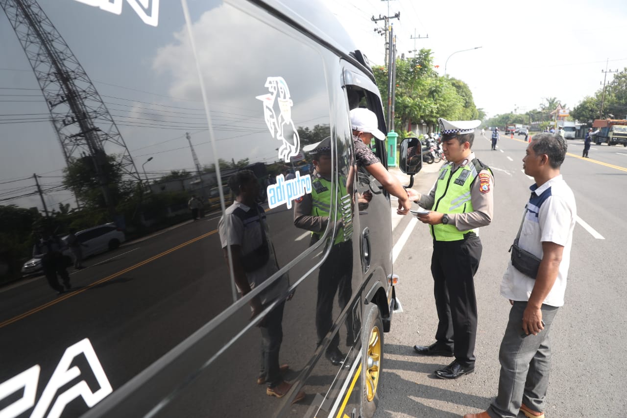 Foto 5 dari 12: Jaring Pelanggar LLAJ, Tim Gabungan Sediakan Pembayaran Pajak Hingga Tilang Di Tempat
