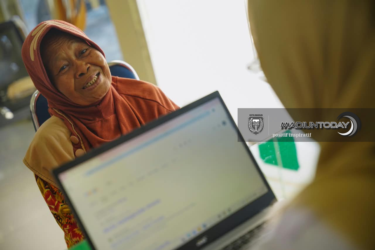 Foto 3 dari 3: Tak Perlu Panik Data Desil Belum Sesuai Kondisi, Bisa Diperbarui. Datang Langsung ke Kelurahan, Petugas Siap Bantu