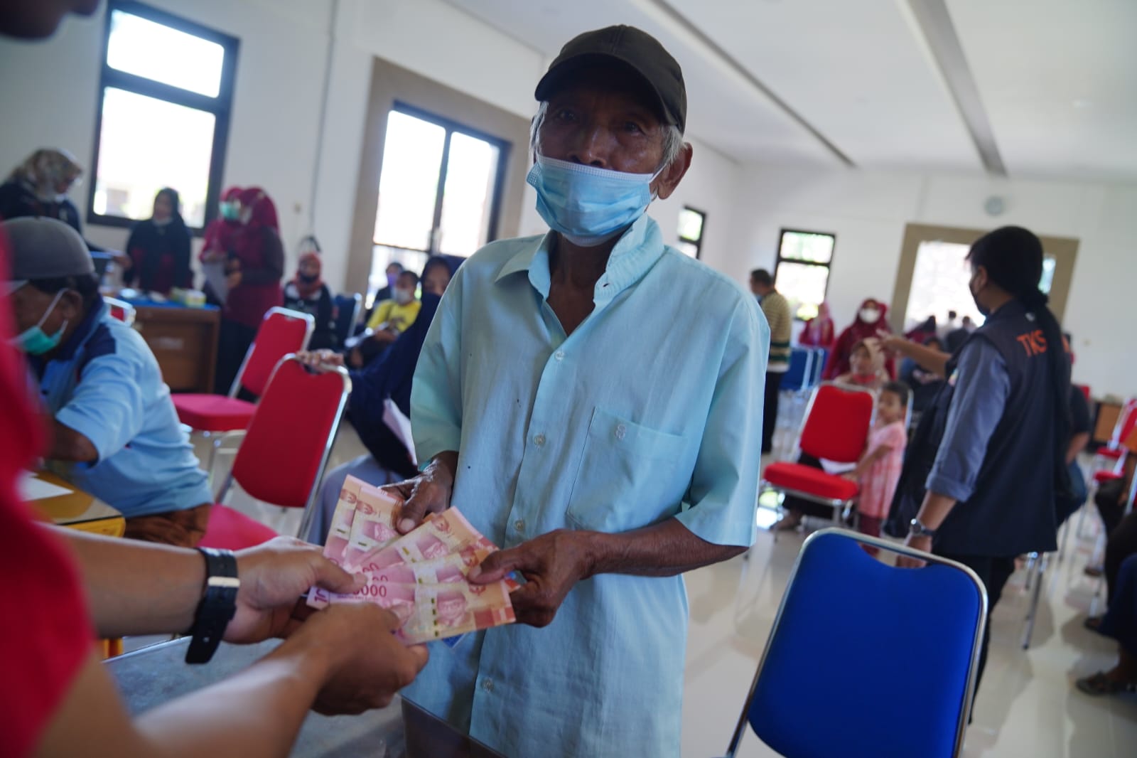 Foto 3 dari 6: BLTD Daerah 2023 Mulai Disalurkan, Ada 2.800 KPM, Dapat Rp 200 Ribu Perbulan