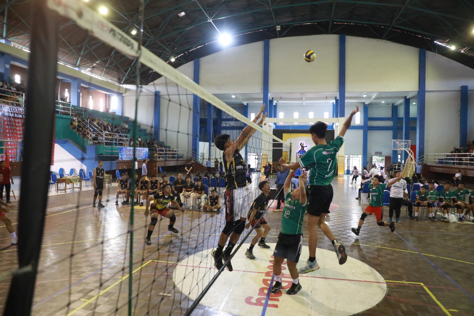 Foto 10 dari 15: Jaring Atlet Berprestasi, Pemkot Gelar Kejurkot  Bola Voli Antar Club U-18