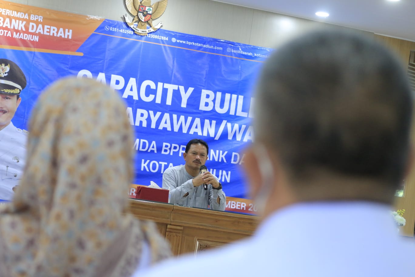 Foto 5 dari 11: Beri Pengarahan Karyawan BPR Bank Daerah Kota Madiun, Wali Kota Dorong Peningkatan Pendapatan Setiap Tahun