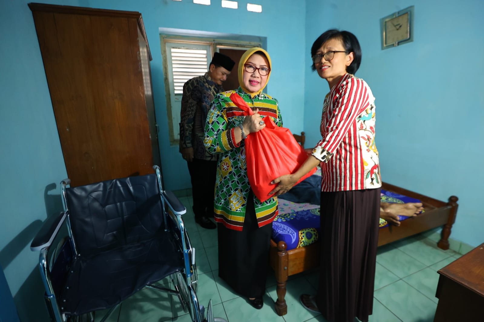 Foto 3 dari 5: Salurkan Bantuan Kursi Roda, Wali Kota: Kita Bantu Sempurnakan Kehidupan Lansia