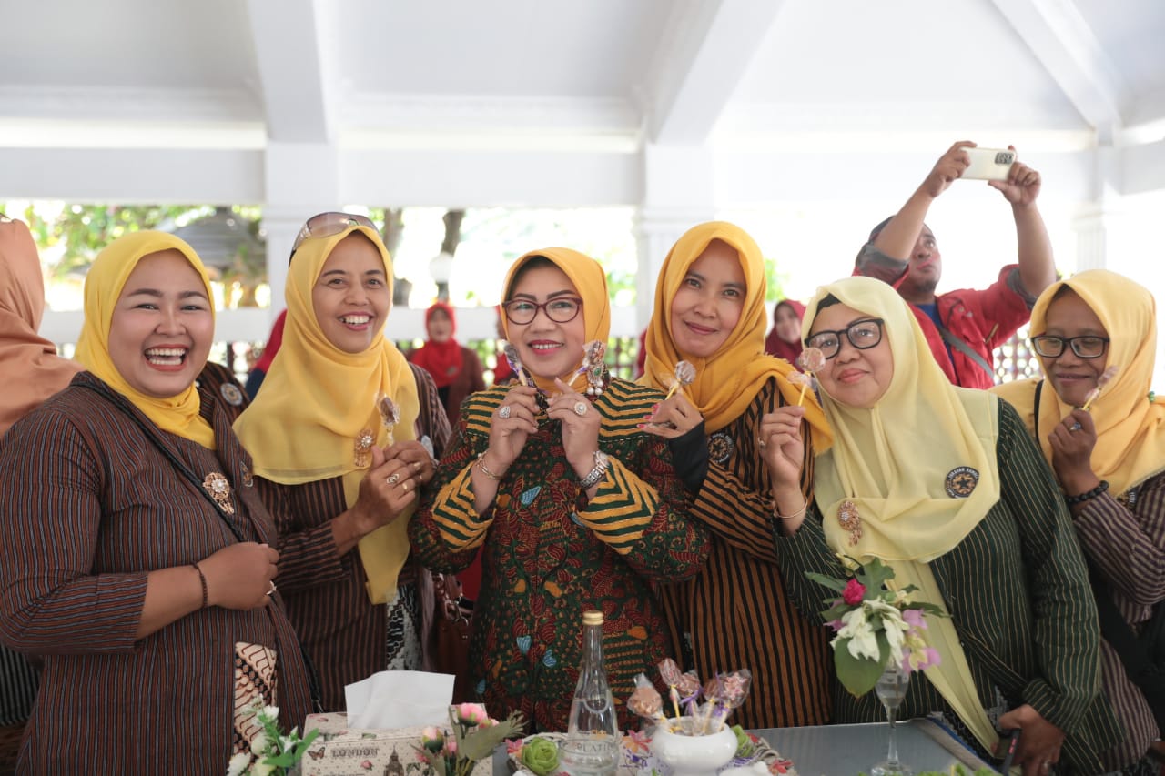 Foto 7 dari 9: Agar Lebih Disukai Anak-anak, Juragan Pecel Kembangkan Inovasi Permen Pecel