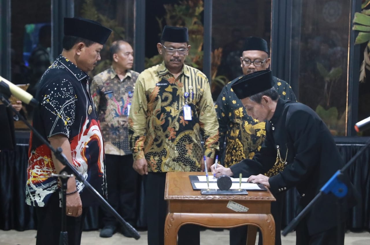 Foto 2 dari 15: Lantik 20 Pejabat, Wali Kota: Tugas Adalah Ibadah, Pejabat Harus Menjadi Contoh