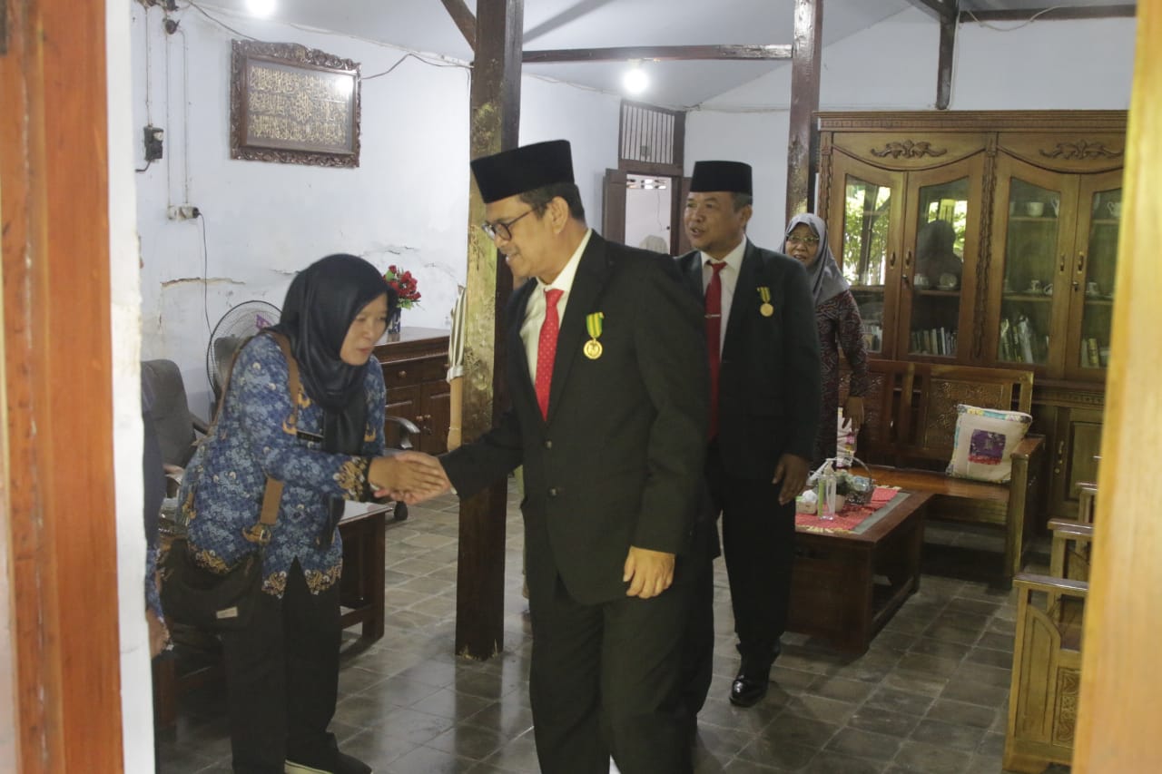 Foto 5 dari 6: Bentuk Penghormatan Bagi Pahlawan Negeri, Sekda Salurkan Tali Asih Bagi Janda Perintis