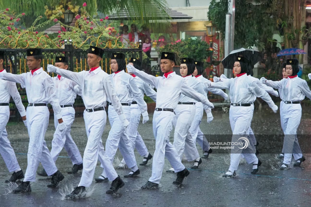 Foto 8 dari 8: Hujan Bukan Halangan, Peserta Parade Senja Tetap Tampil Menawan