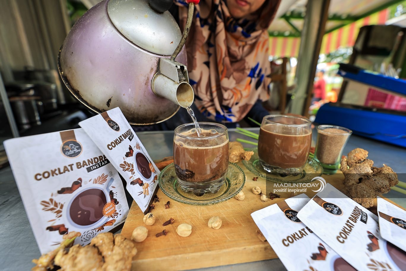 Foto 4 dari 6: Nikmatnya Bandrek Cokelat di Lapak Simander, Juga Dikemas Serbuk dalam Bentuk Sachet