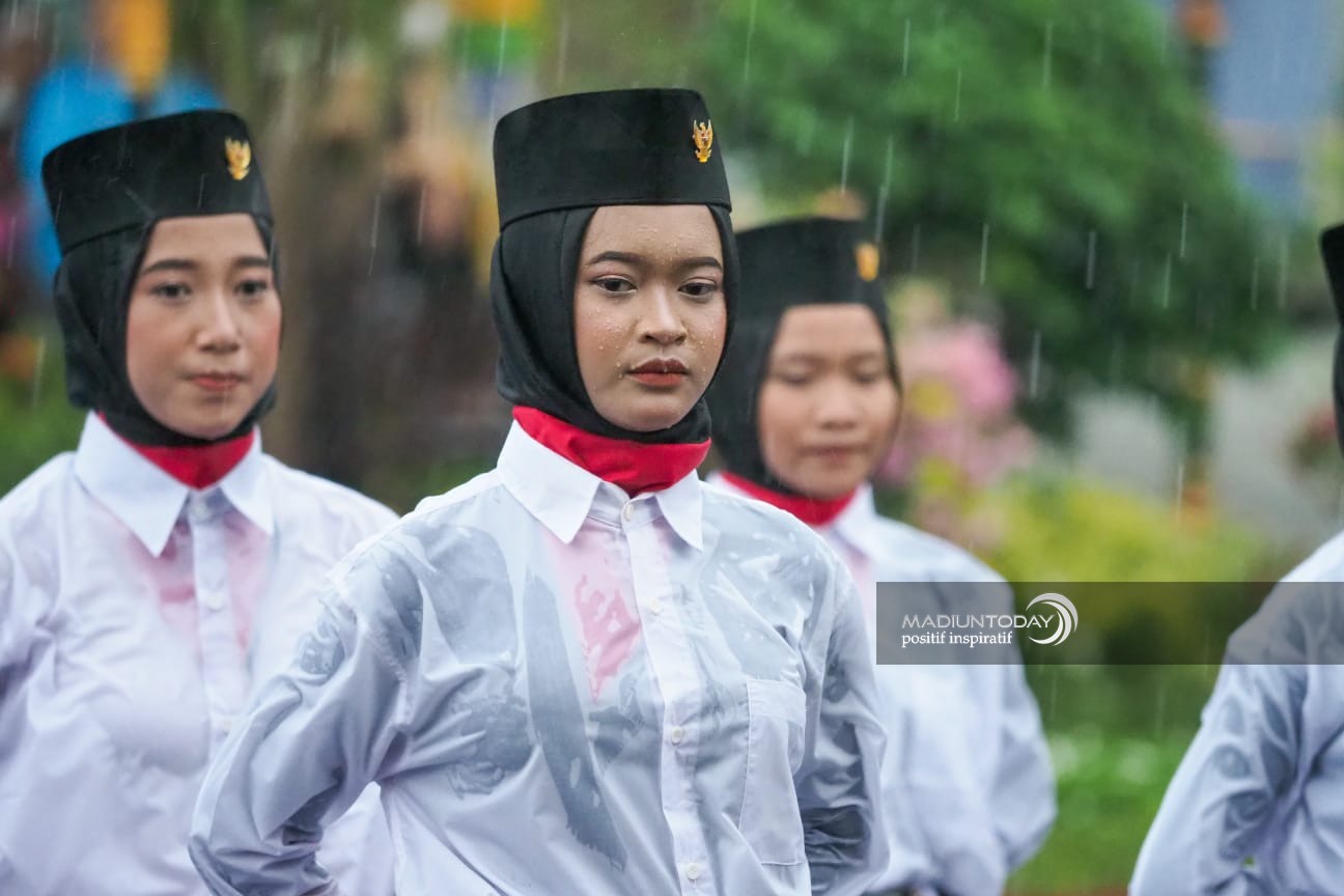 Foto 7 dari 8: Hujan Bukan Halangan, Peserta Parade Senja Tetap Tampil Menawan