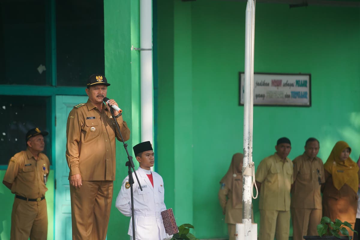 Foto 4 dari 9: Jadi Pembina Upacara di SMAN 5, Wali Kota Beri Motivasi Peserta Didik Untuk Sukses ke Depannya